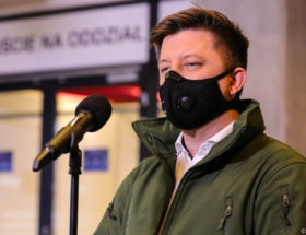 Koronaworus w Polsce. Rząd na gwałt szuka nowych łóżek covidowych