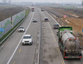 Budowa autostrady A1. Ruch puszczono dwoma pasami w obu kierunkach