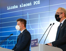 Rekord zgonów z powodu koronawirusa. Rządowa strategia testowania przynosi opłakane skutki