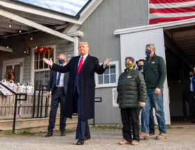 Wybory w USA. Donald Trump zbiera pieniądze na koszty walki o wybory, ale cel zbiórki jest inny