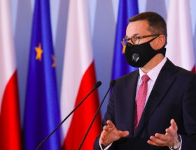 Pełzający lockdown w Polsce. W środę premier ogłosi nowe obostrzenia