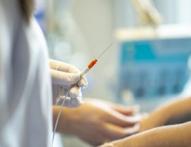 Życie medyka w Polsce. Rząd dał dodatek, to szpitale oferują krajowe minimum
