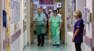 Podwyżka podatków. Boris Johnson chce zgarnąć dodatkowe 10 mld funtów na NHS