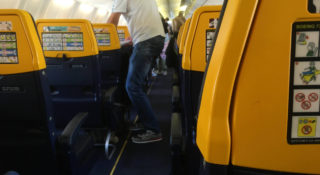 Linie lotnicze. Ryanair po cichu zmniejszył miejsce na nogi