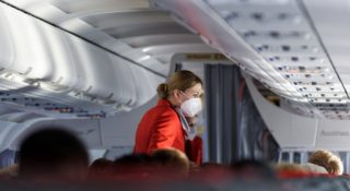 Linie lotnicze chciały zmusić pracowników do szczepień. Wycofały się, bo nie ma komu latać