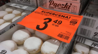W Biedronce i Lidlu kupisz pączki po 29 groszy. Są odmrażane i z długą listą składników