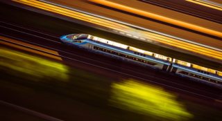 Ceny paliwa oszalały, ludzie szukają alternatywy. PKP Intercity szykuje więcej pociągów w wakacje