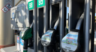 Ceny paliw na stacjach powoli spadają. Oby jak najbardziej, zanim uderzy  w nie pełny VAT