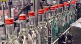 zwolnienia-grupowe-alkohol-wodka