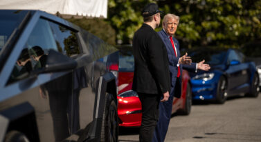 Trump nałożył cła na wszystkie auta produkowane poza USA. Przepis na katastrofę