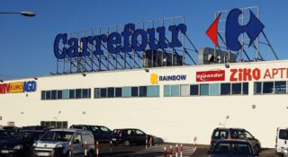 Zwolnienia grupowe w sieci Carrefour Polska. Związkowcy apelują do ambasadora Francji