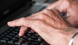Bezpieczeństwo seniorów w sieci. Zobacz, jak się chronić przed złodziejami