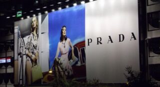 Prada przejmuje Versace. Gigantyczna kwota za luksusową markę