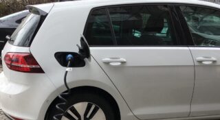 Chciał ładować samochód elektryczny w garażu bloku. Przełomowy wyrok sądu