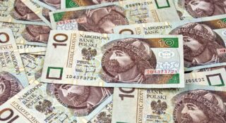 Pensje Polaków przebiły poziom 9000 zł. Ekonomiści:  obniżka stóp przesądzona