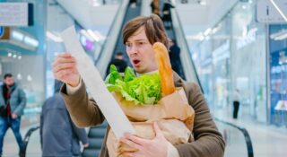 Porównanie cen w sklepach: Auchan, Makro i Carrefour kontra Netto i Biedronka