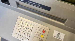 Bankomaty podzielą los maluchów i polonezów. Będą znikać z naszych ulic