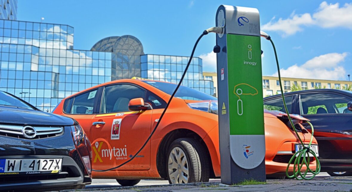 Image for Ani złotówki dofinansowania. Kusili Polaków elektrykami, teraz każą im czekać miesiącami