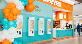 Darmowy kurczak, koncert i kolejki. Popeyes wjeżdża do Białegostoku