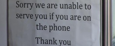 Ludzi rozmawiających przez telefon nie obsługujemy!