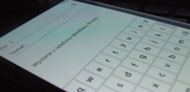 Podpis „Wysłano z telefonu” to przejaw lenistwa, a nie współczesny savoir-vivre