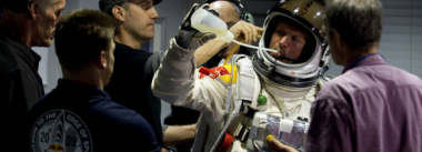 Felix Baumgartner - człowiek, który w ramach misji Red Bull Stratos skoczył z wysokości 39 kilometrów, prawie z "krawędzi kosmosu".