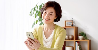 Smartfon dla emerytów z Androidem, który bardzo przypomina Windows Phone. Teraz też w Europie!