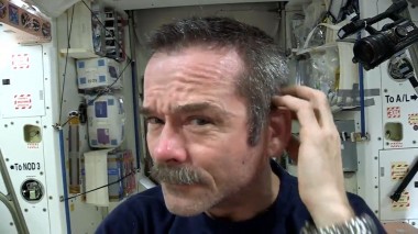 Pożegnał się z kosmosem „Space Oddity” Bowiego. Kim jest rewelacyjny Chris Hadfield?