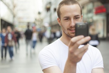 Proszę wyłączyć lub wyciszyć swoje telefony. I absolutnie żadnych fotografii!