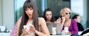 Wysadźmy różową obudowę diamencikami. Voila – telefon dla kobiety!
