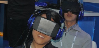 Multimedialny hełm, zakrzywiony telewizor, 3D to niepokojące, osobiste technologie w naszych salonach
