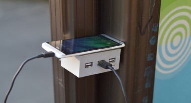 We Wrocławiu możesz już naładować telefon na przystanku, ale zastanów się, zanim to zrobisz