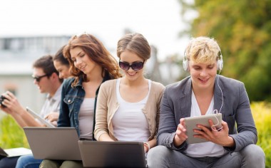 Jaki sprzęt kupić? Ułatwiamy wybór tabletów, laptopów i hybryd ze średniej półki cenowej