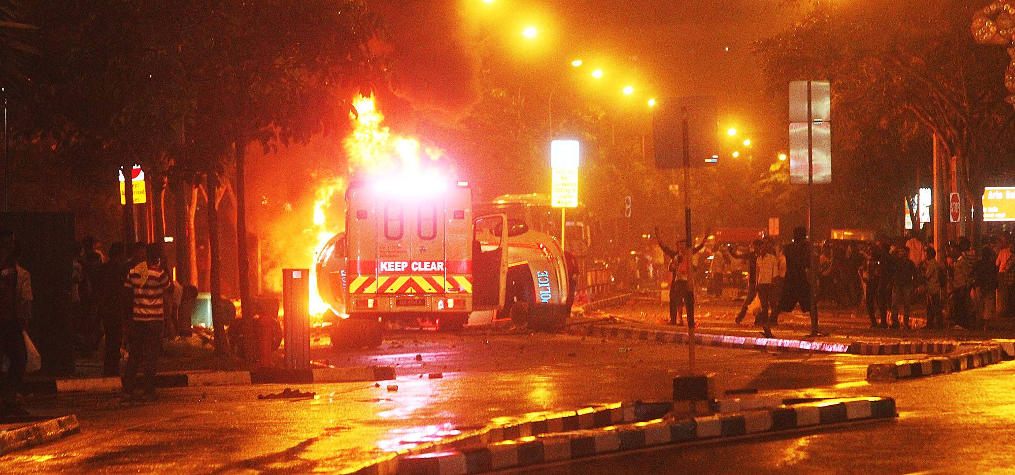 Latające butelki, rozbite szyby i powywracane samochody, czyli jak Singapur radzi sobie z Hindusami