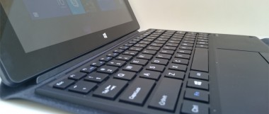 Hybryda z QWERTY, Windowsem 8.1 i pakietem Office 365 za mniej niż 800 zł. Kruger&Matz Edge 1081 – recenzja Spider’s Web