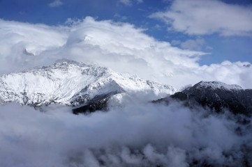 Królowa gór wśród chmur. Himalaje – piechotą przez Nepal