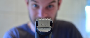 Funkcjonalny gadżet, czyli strzyżarka Philips 9000 z panelem dotykowym – recenzja Spider’s Web