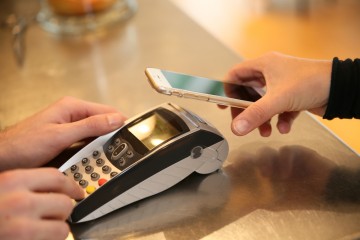 Schowałem portfel i poszedłem płacić telefonem – to miał być eksperyment, ale wyszło inaczej