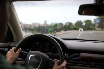 Oto najlepszy dowód na to, że HUD w samochodzie nie musi być drogą zabawką