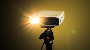 Projektor Philips PicoPix 4835. Świetny na wyjazd, kiepski do domu - recenzja Spider’s Web