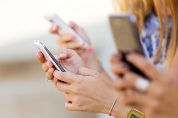 Smartfony w Polsce sprzedają się coraz lepiej.