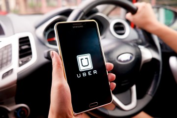 Kierowca Ubera został bezprawnie zatrzymany przez taksówkarzy i wydany Policji.