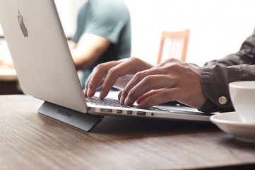 Kickflip do MacBooka to świetny gadżet, wręcz niezbędny