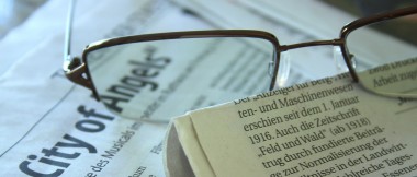 Dziennikarz ma dziś zabawiać, a nie informować