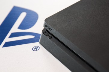 Playstation 4 Slim kosztuje mniej niż 1000 zł.