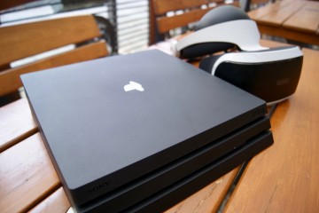 PS4 Pro vs zwykłe PS4 - stawiamy obok siebie dwie konsole Sony