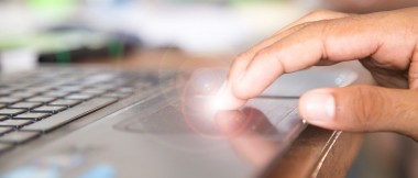 Obsługa komputera z systemem Windows 10 może być wygodna również bez myszki. Warto się jednak nauczyć kilku podstawowych gestów na touchpadzie.