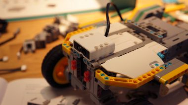 Jimu to robot z klocków, na którym można się uczyć programowania.