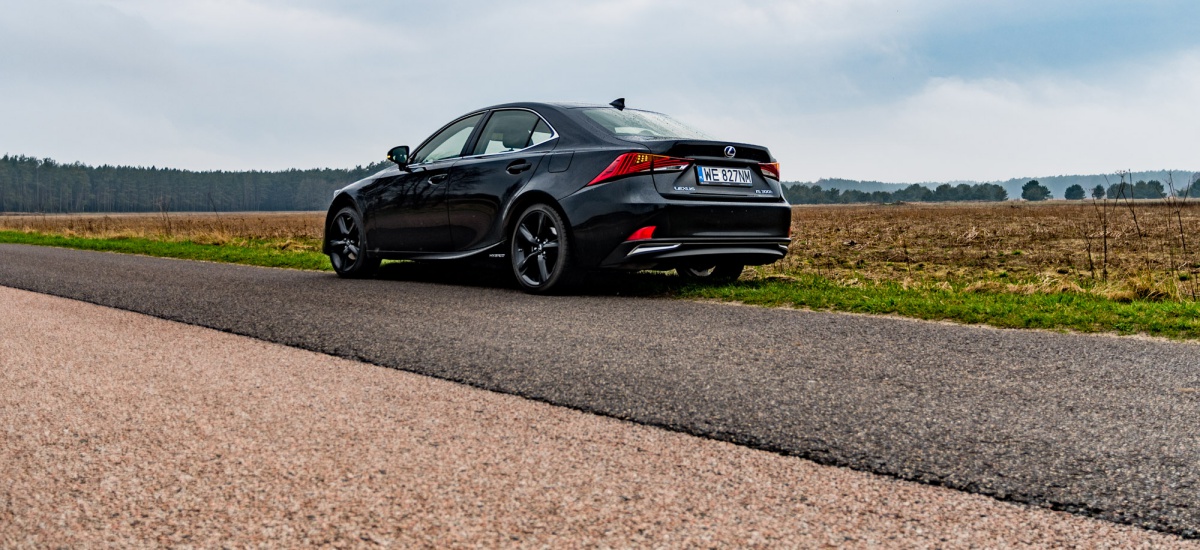Lexus IS 300h.