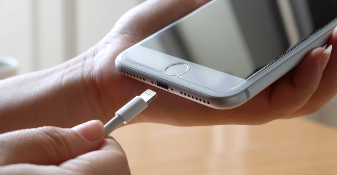 W czym złącze Lightning w iPhonie jest lepsze od USB-C? A w czym jest